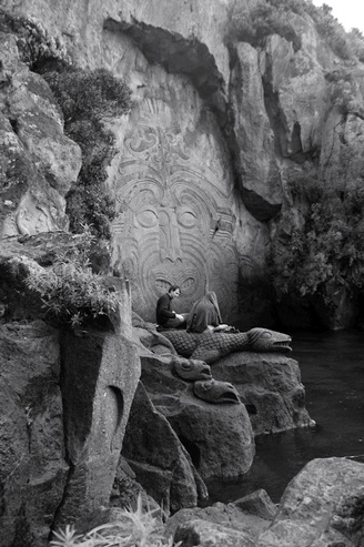 David Parkyn and Tony Fomison at Acacia Bay - carvings by Greg Matahiwi Brightwell and Jono Randell, Lake Taupo, 1981, photo by Sally Griffin, Photospace Gallery Wellington New Zealand 